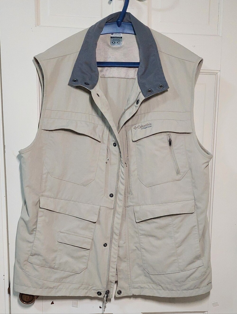 Columbia Titanium Beige Utility/Fishing Vest with THIRTEEN Pockets, Size XL